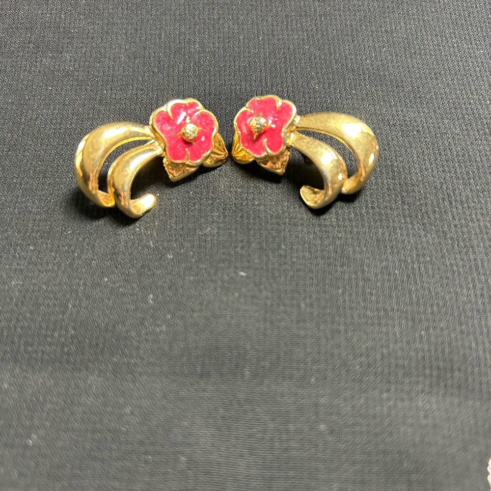 VTG Gold Tone Metal and Pink Enamel Flower clip on earrings. Unbranded. Pretty!! - Picture 6 of 7